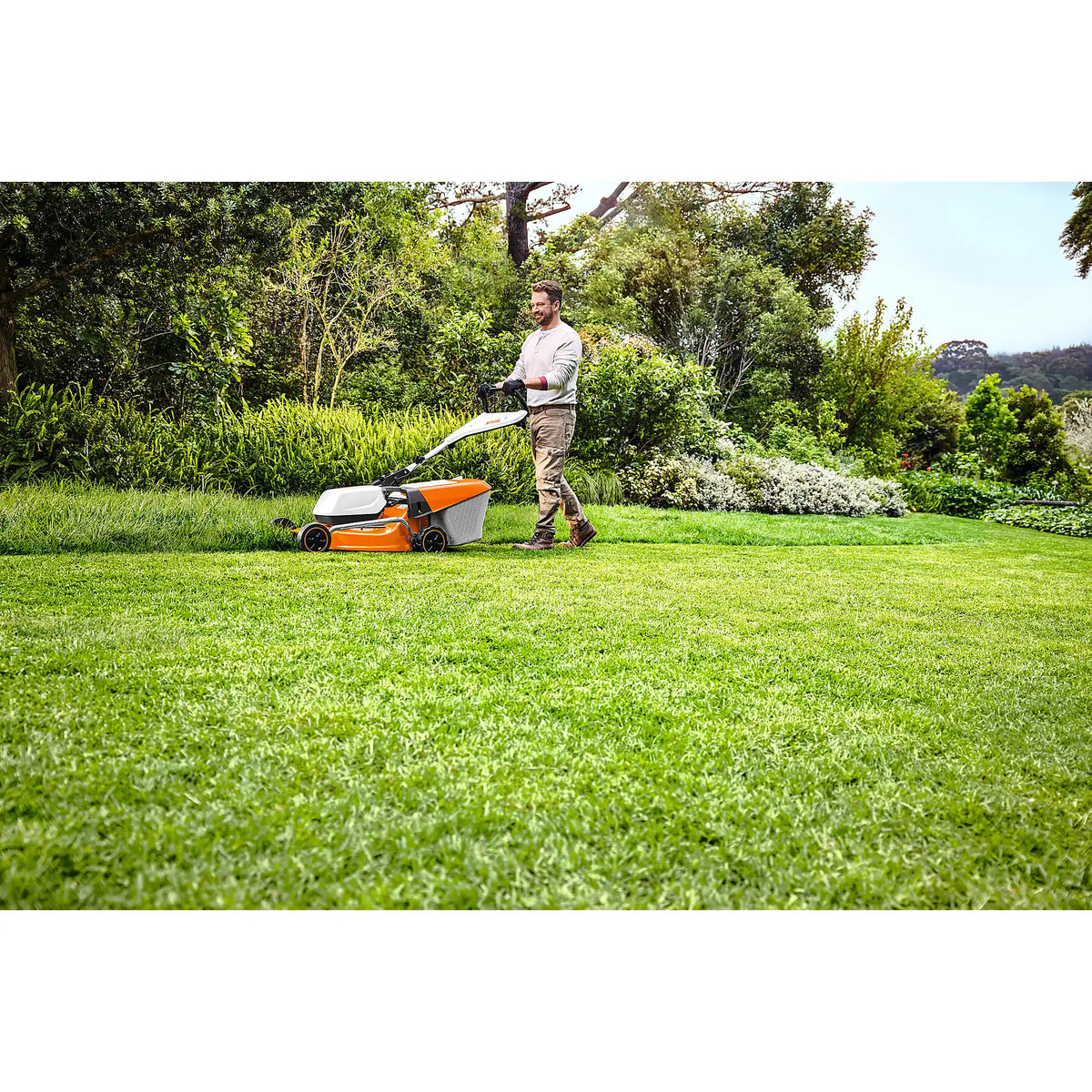 Cortacésped STIHL RMA 253.3 T, con batería AK 30 S y cargador AL 101
