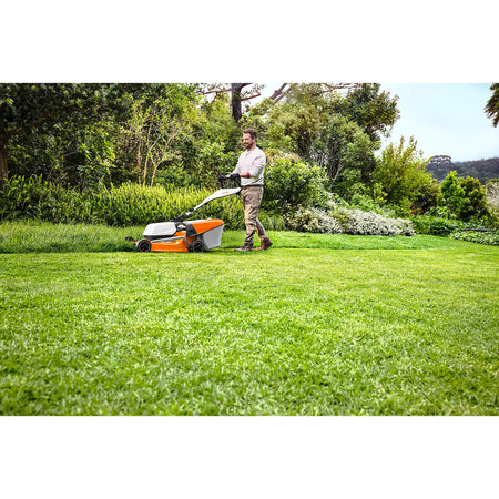 Cortacésped STIHL RMA 253.3 T, con batería AK 30 S y cargador AL 101