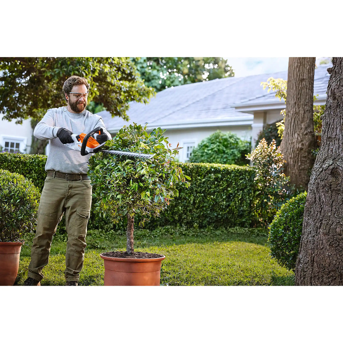 Cortasetos STIHL HSA 40, con 2 baterías AS 2 y cargador AL 1