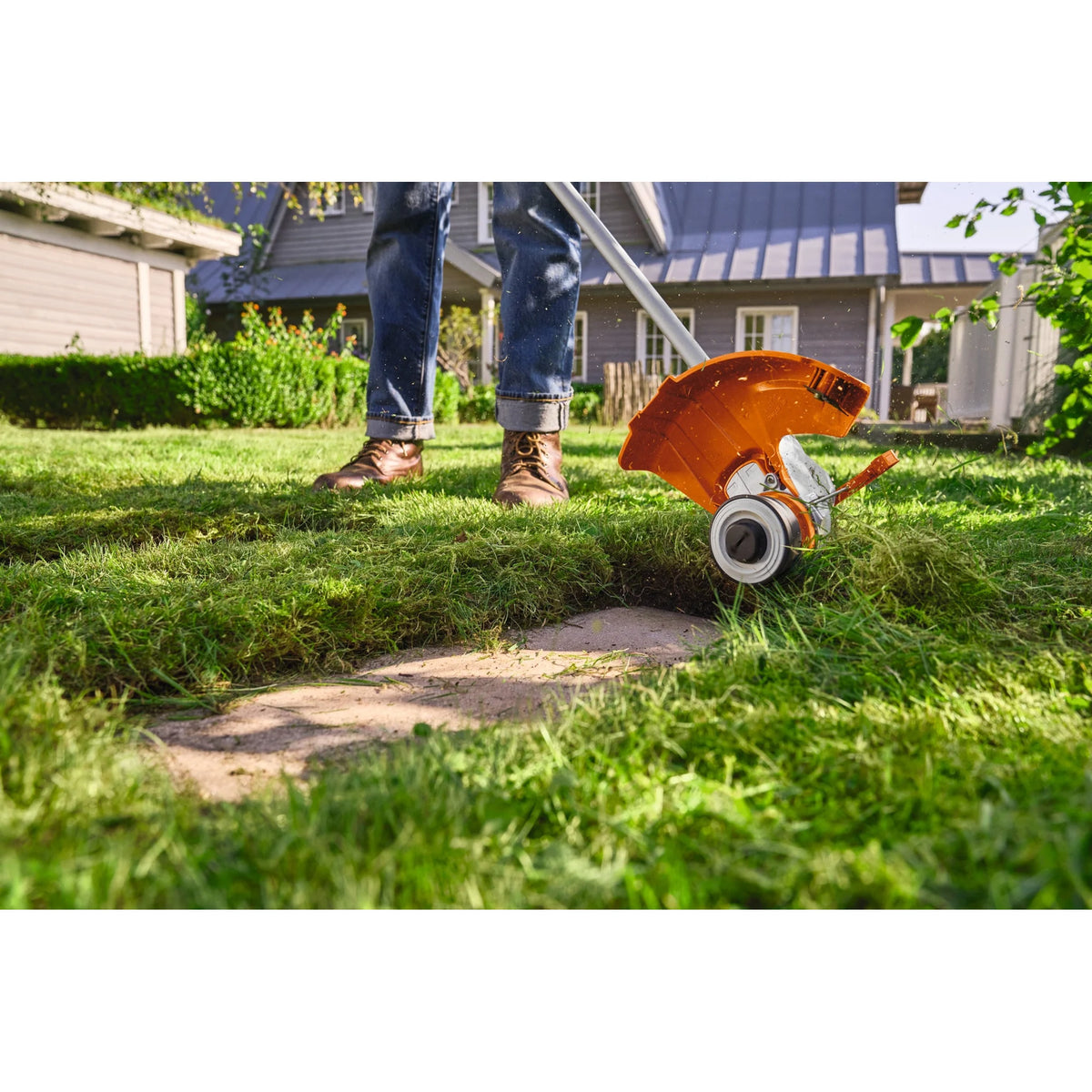 Desbrozadora STIHL FSA 50 sin batería ni cargador - posición de trabajo como cortabordes