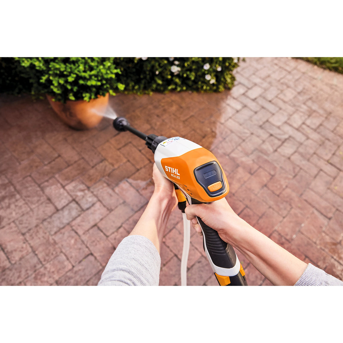 Hidrolimpiadora STIHL RCA 20, con dos baterías AS 2 y un cargadora AL 1